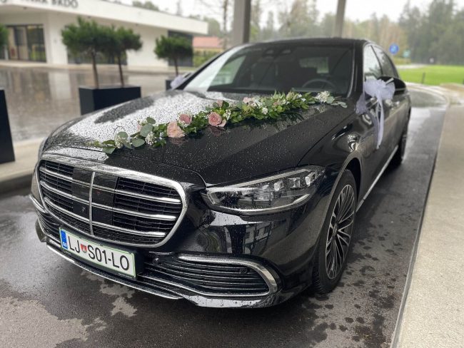 Poroka v dežju-Posestvo Brdo -poročni prevozi GoGreen